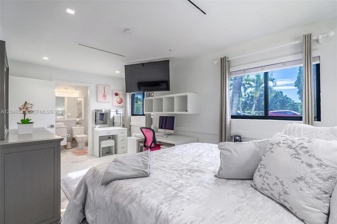 En Venta: $1,045,000 (4 camas, 4 baños, 3295 Pies cuadrados)