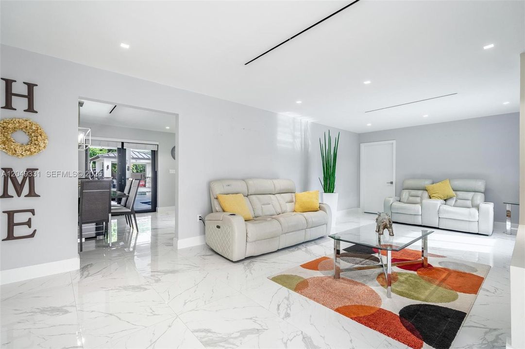 En Venta: $1,045,000 (4 camas, 4 baños, 3295 Pies cuadrados)