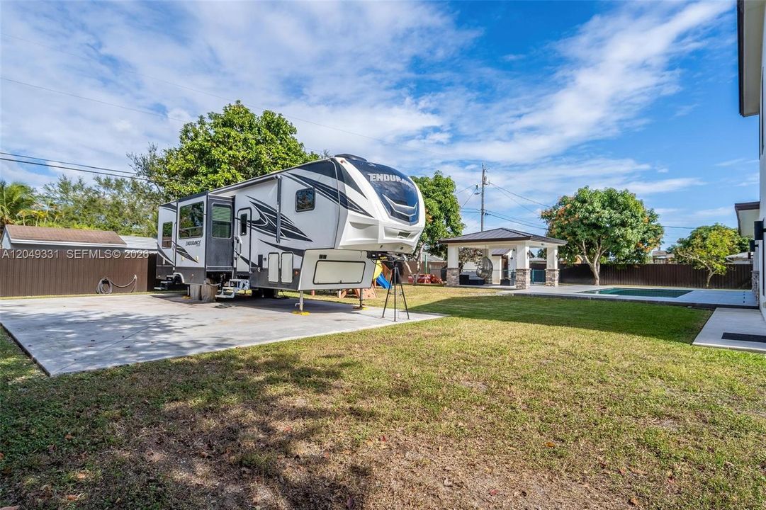 En Venta: $1,045,000 (4 camas, 4 baños, 3295 Pies cuadrados)