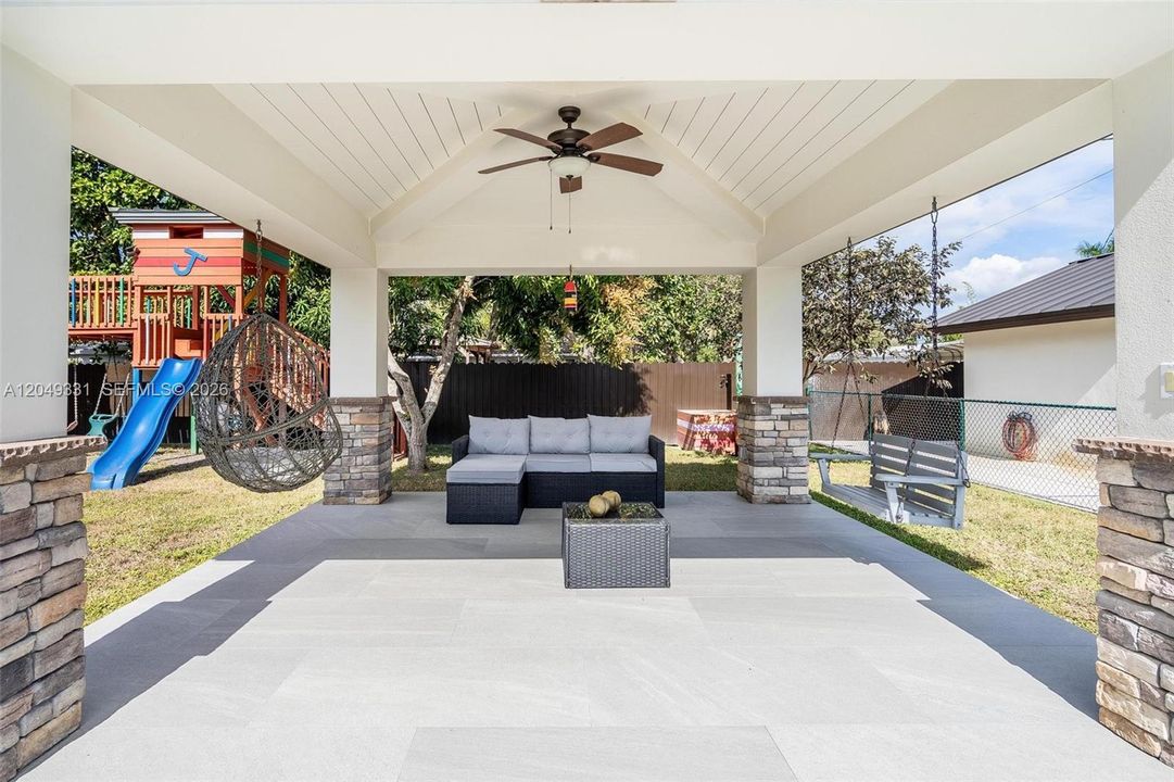 En Venta: $1,045,000 (4 camas, 4 baños, 3295 Pies cuadrados)