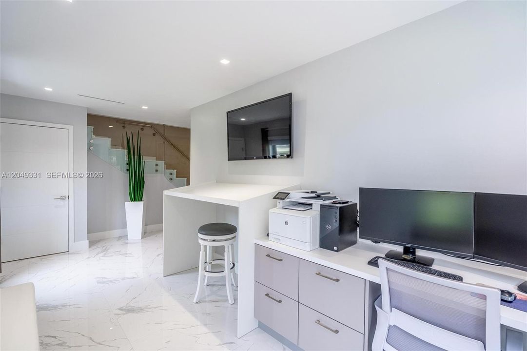En Venta: $1,045,000 (4 camas, 4 baños, 3295 Pies cuadrados)