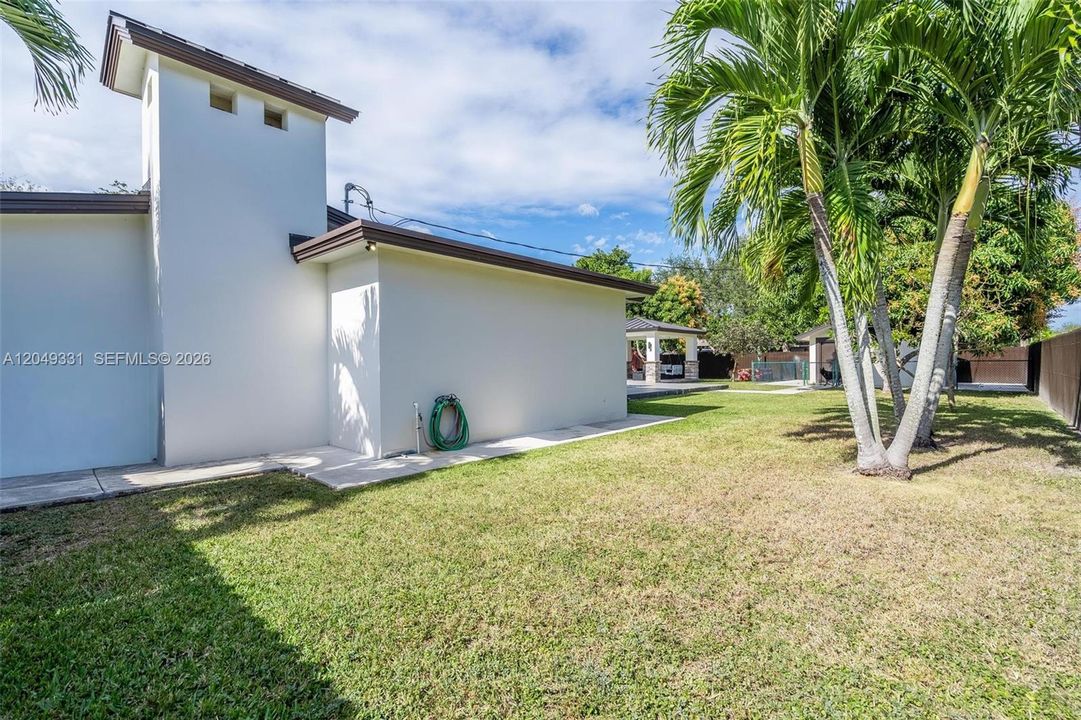 En Venta: $1,045,000 (4 camas, 4 baños, 3295 Pies cuadrados)