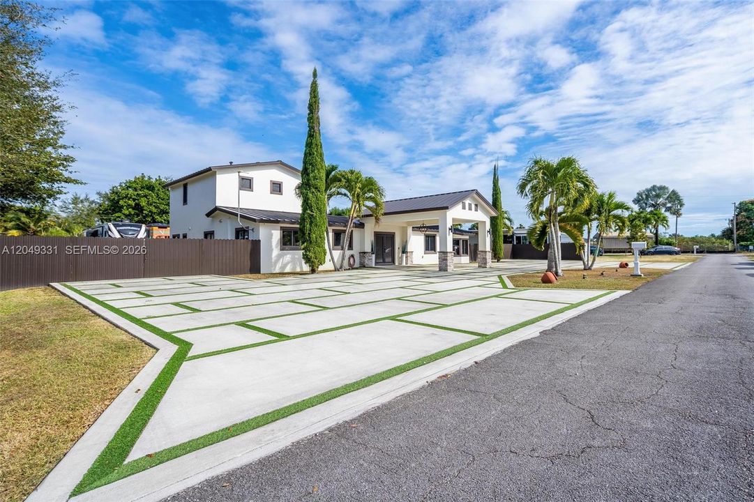 En Venta: $1,045,000 (4 camas, 4 baños, 3295 Pies cuadrados)