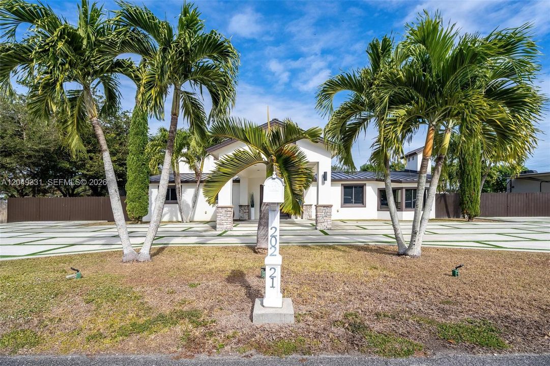 En Venta: $1,045,000 (4 camas, 4 baños, 3295 Pies cuadrados)