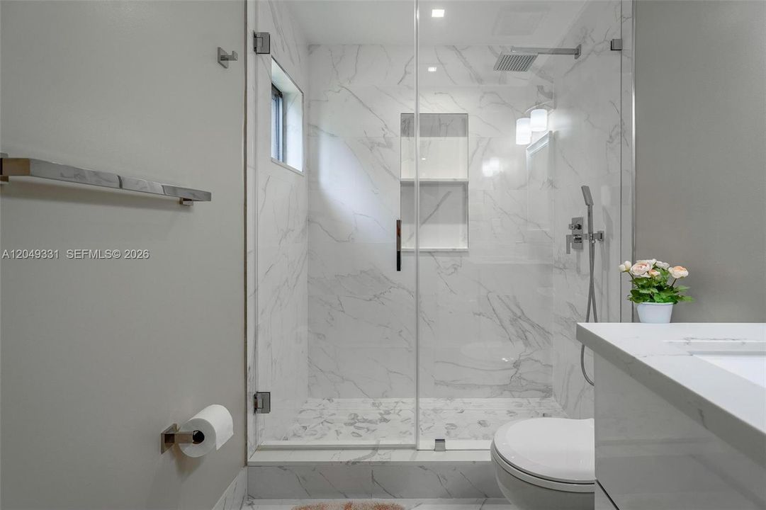 En Venta: $1,045,000 (4 camas, 4 baños, 3295 Pies cuadrados)