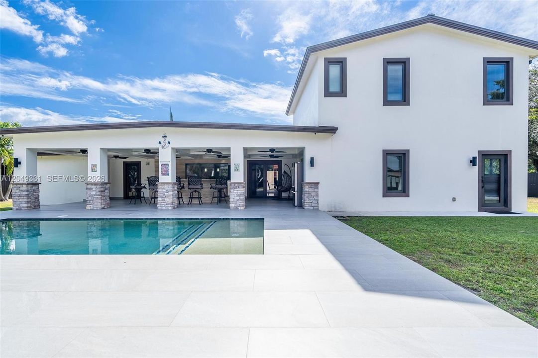 En Venta: $1,045,000 (4 camas, 4 baños, 3295 Pies cuadrados)