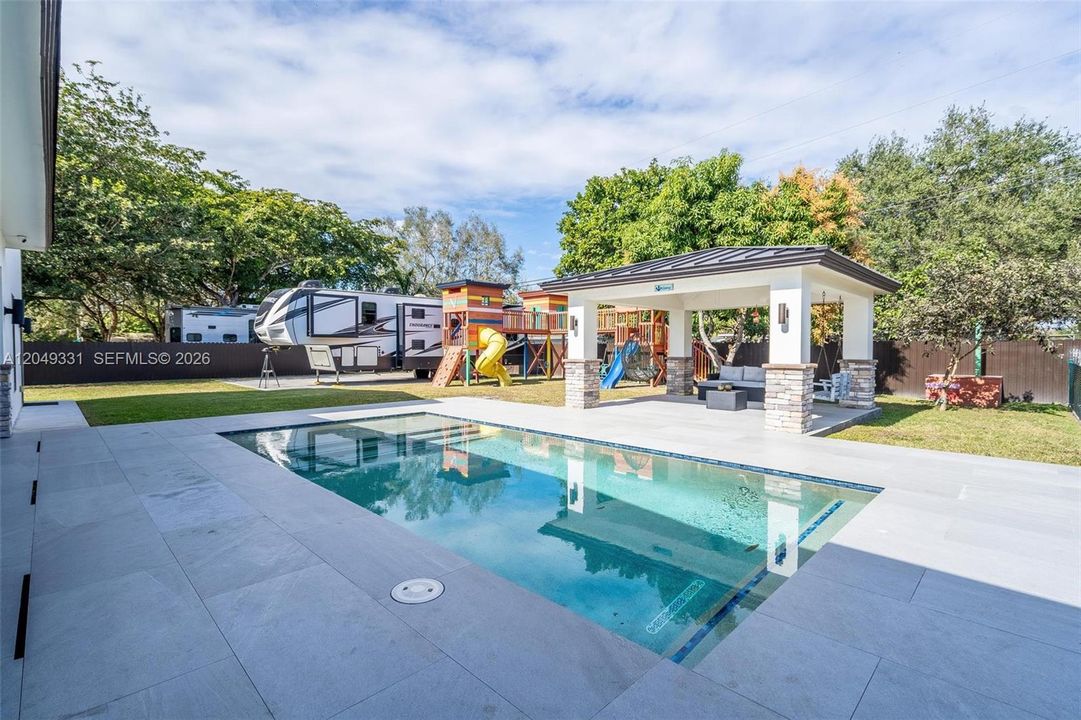 En Venta: $1,045,000 (4 camas, 4 baños, 3295 Pies cuadrados)