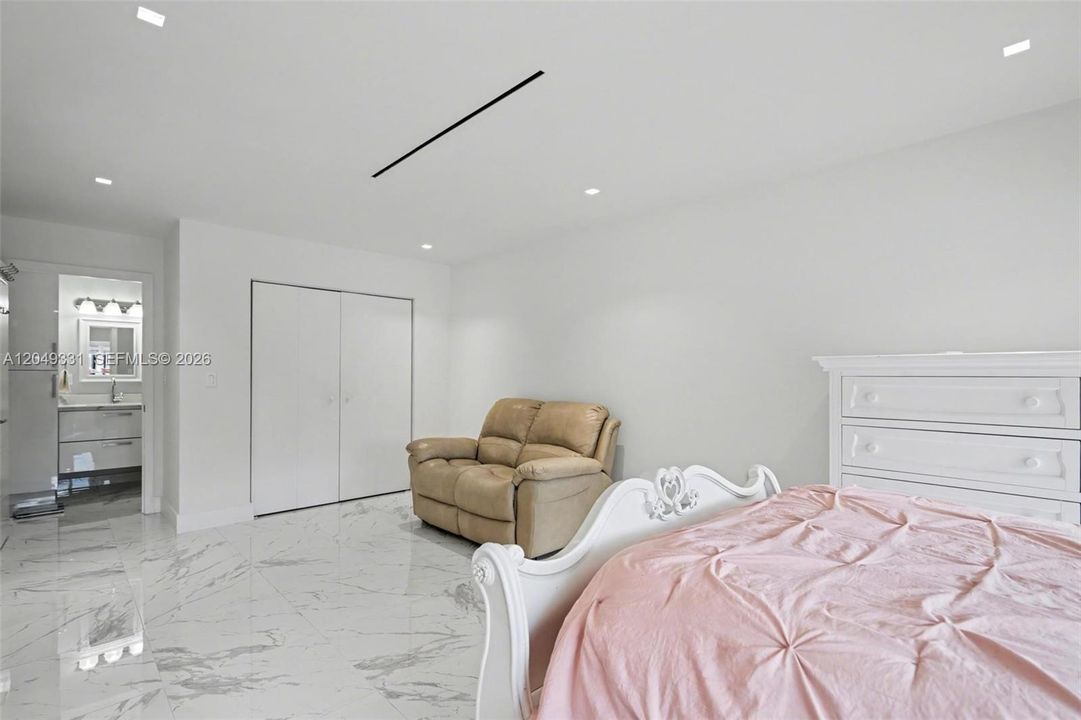 En Venta: $1,045,000 (4 camas, 4 baños, 3295 Pies cuadrados)