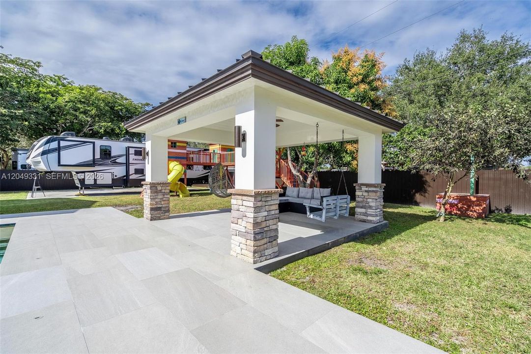 En Venta: $1,045,000 (4 camas, 4 baños, 3295 Pies cuadrados)