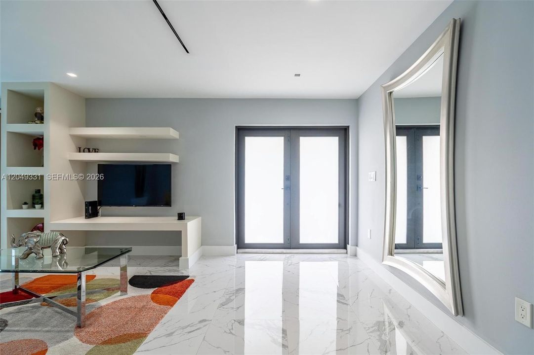 En Venta: $1,045,000 (4 camas, 4 baños, 3295 Pies cuadrados)
