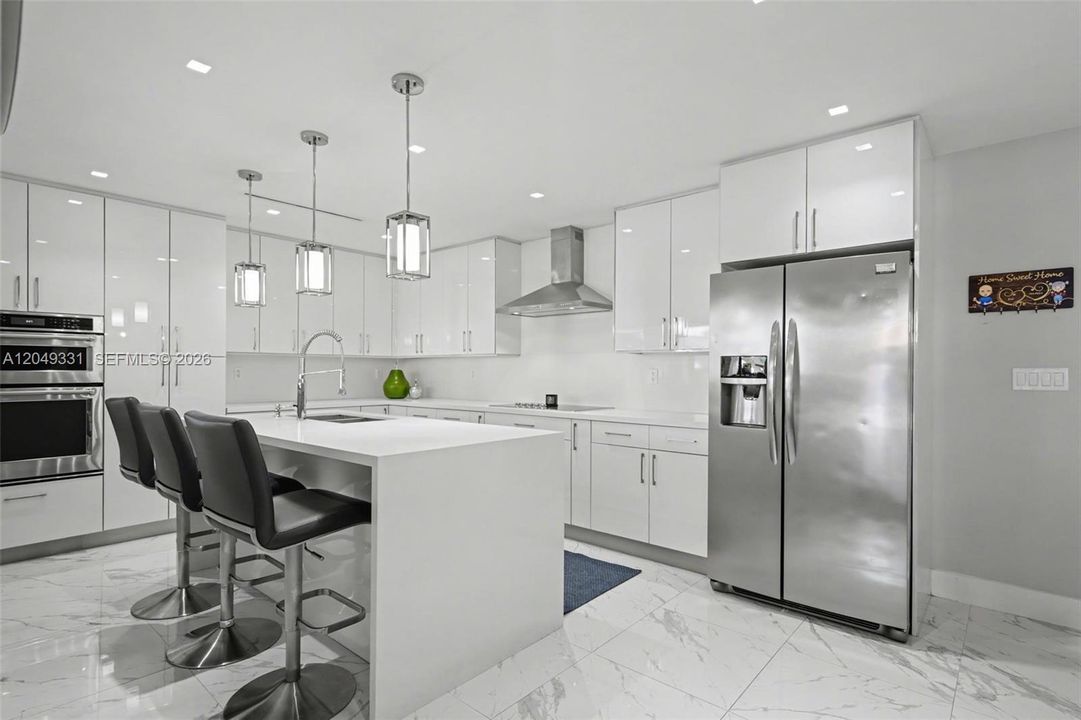 En Venta: $1,045,000 (4 camas, 4 baños, 3295 Pies cuadrados)