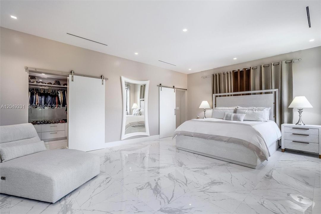 En Venta: $1,045,000 (4 camas, 4 baños, 3295 Pies cuadrados)