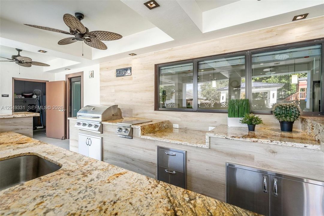 En Venta: $1,045,000 (4 camas, 4 baños, 3295 Pies cuadrados)