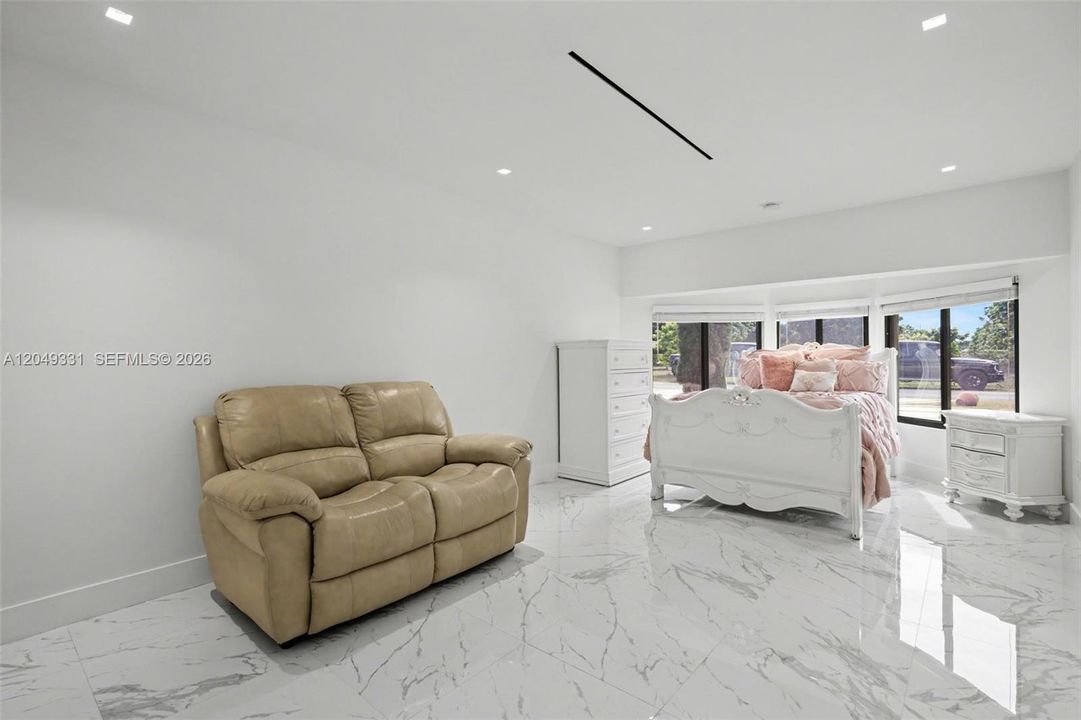 En Venta: $1,045,000 (4 camas, 4 baños, 3295 Pies cuadrados)
