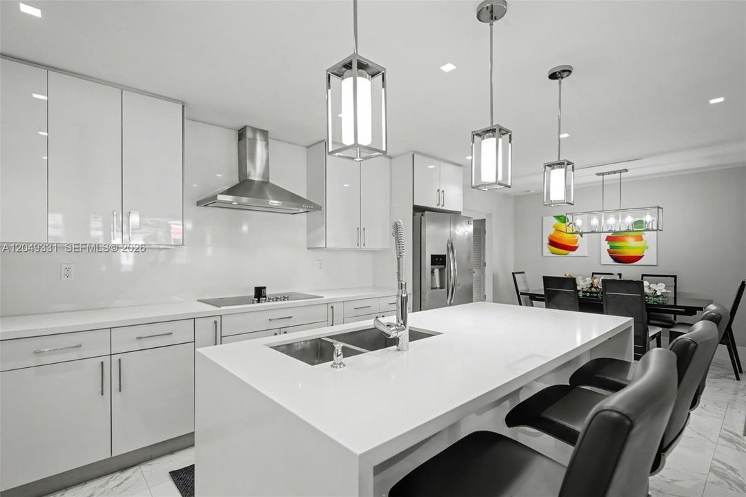 En Venta: $1,045,000 (4 camas, 4 baños, 3295 Pies cuadrados)