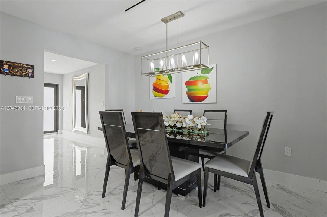 En Venta: $1,045,000 (4 camas, 4 baños, 3295 Pies cuadrados)