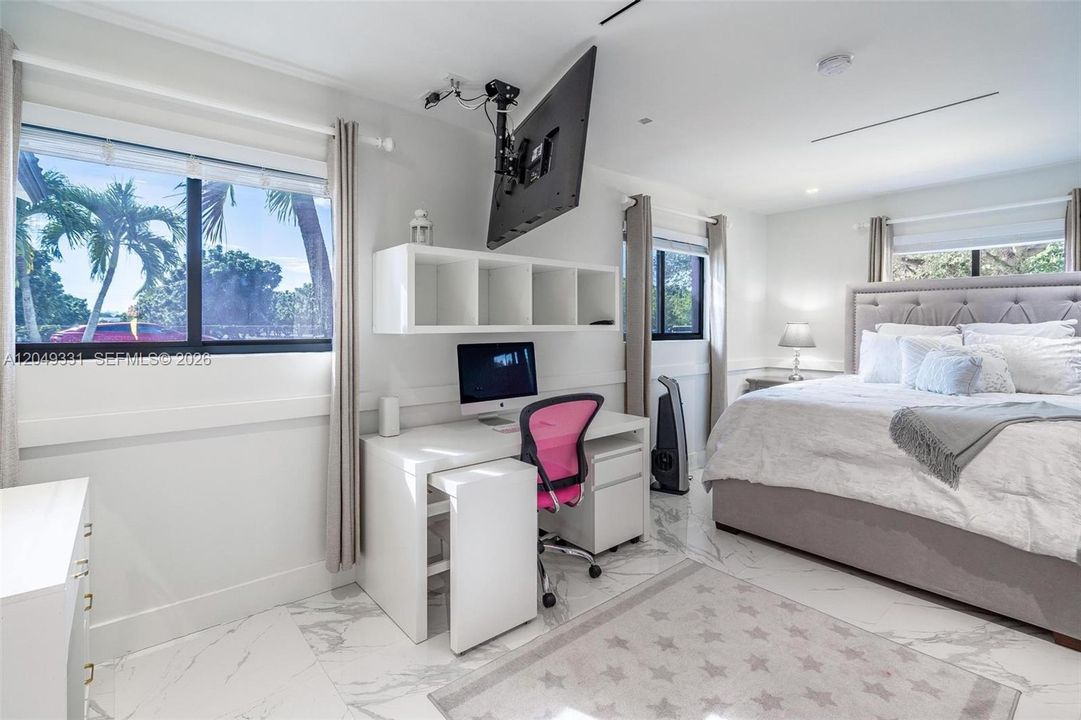 En Venta: $1,045,000 (4 camas, 4 baños, 3295 Pies cuadrados)