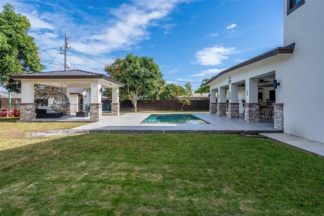 En Venta: $1,045,000 (4 camas, 4 baños, 3295 Pies cuadrados)