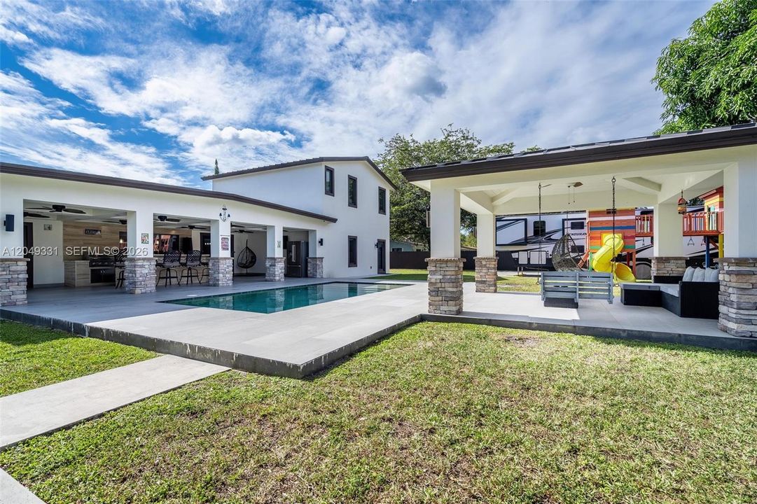 En Venta: $1,045,000 (4 camas, 4 baños, 3295 Pies cuadrados)