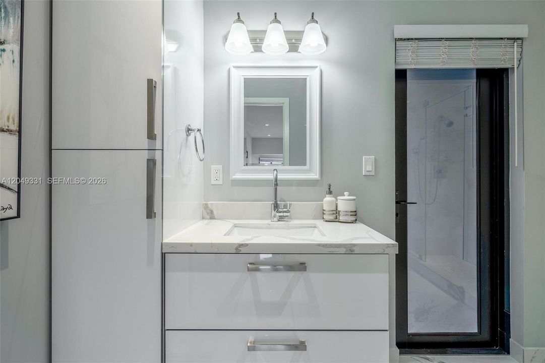 En Venta: $1,045,000 (4 camas, 4 baños, 3295 Pies cuadrados)