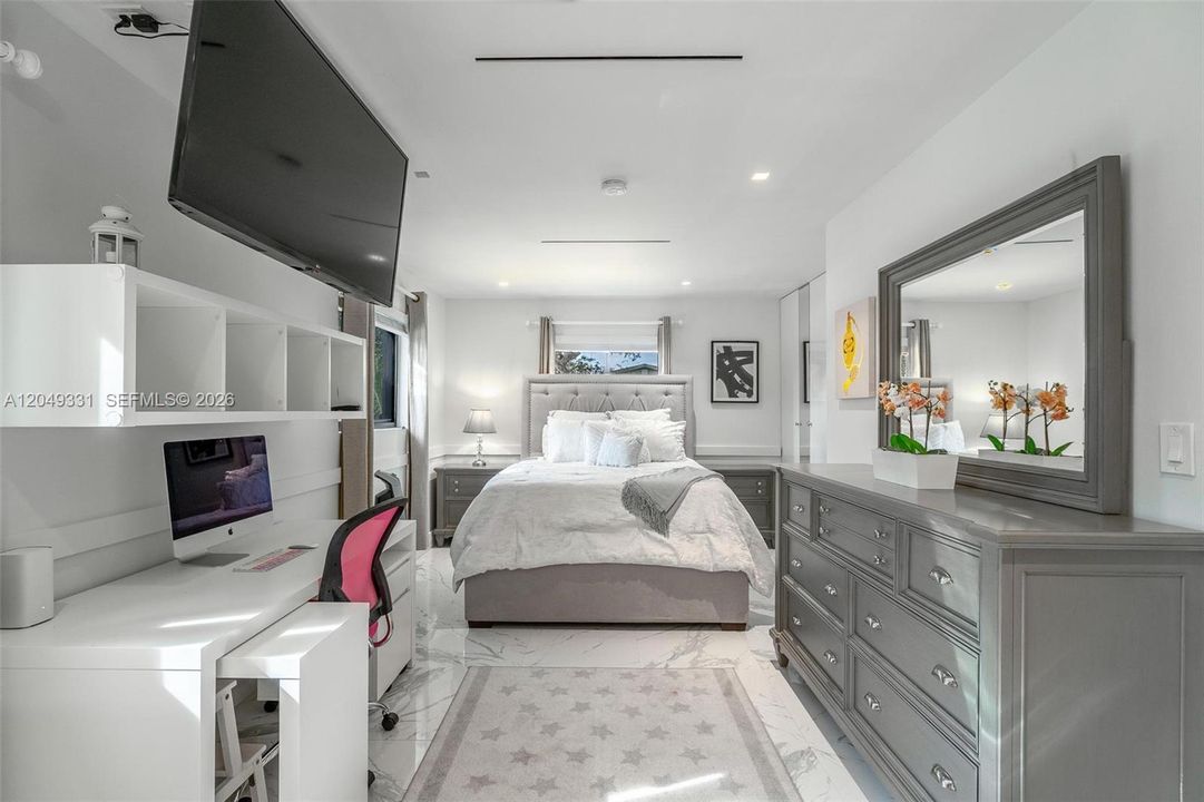 En Venta: $1,045,000 (4 camas, 4 baños, 3295 Pies cuadrados)