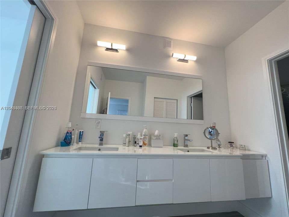 For Rent: $4,150 (3 beds, 3 baths, 1970 Square Feet)