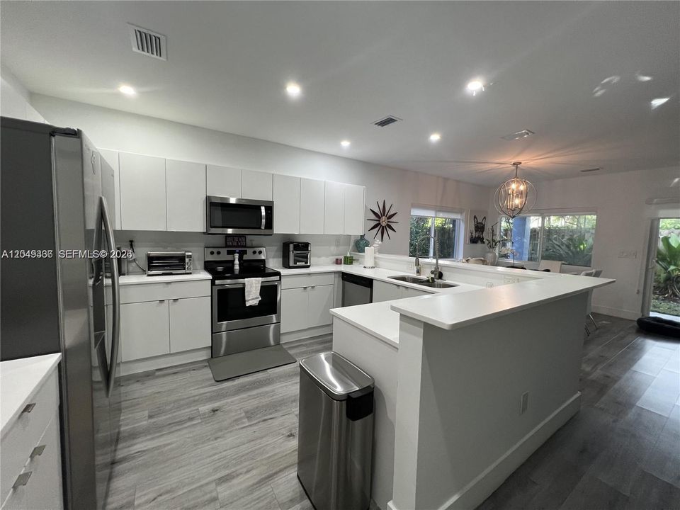 For Rent: $4,150 (3 beds, 3 baths, 1970 Square Feet)