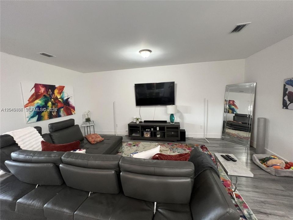 For Rent: $4,150 (3 beds, 3 baths, 1970 Square Feet)