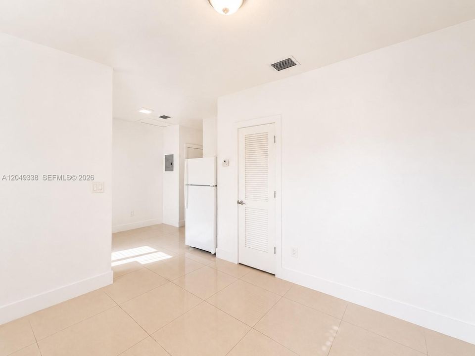 For Rent: $1,800 (1 beds, 1 baths, 2074 Square Feet)