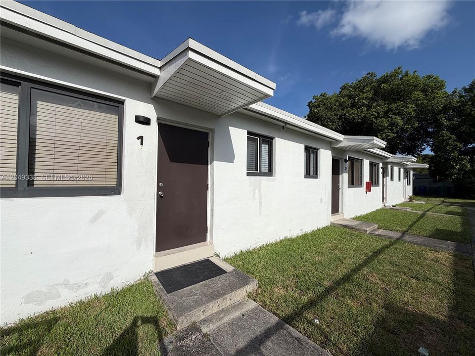 For Rent: $1,800 (1 beds, 1 baths, 2074 Square Feet)