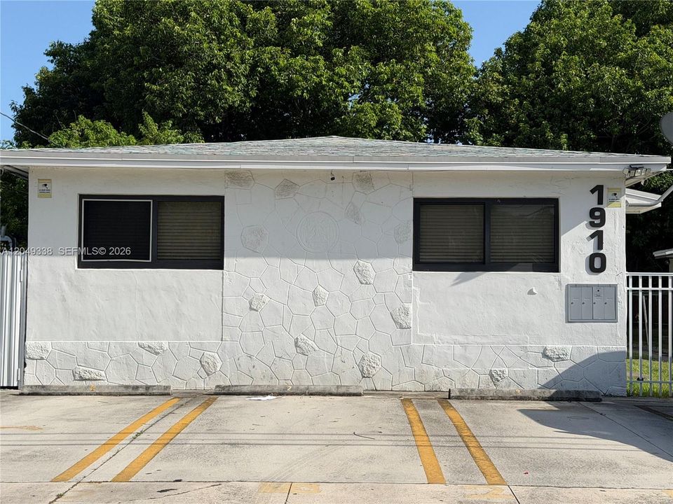 For Rent: $1,800 (1 beds, 1 baths, 2074 Square Feet)
