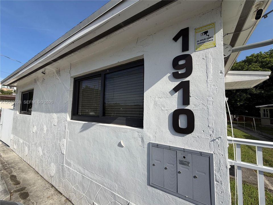 For Rent: $1,800 (1 beds, 1 baths, 2074 Square Feet)