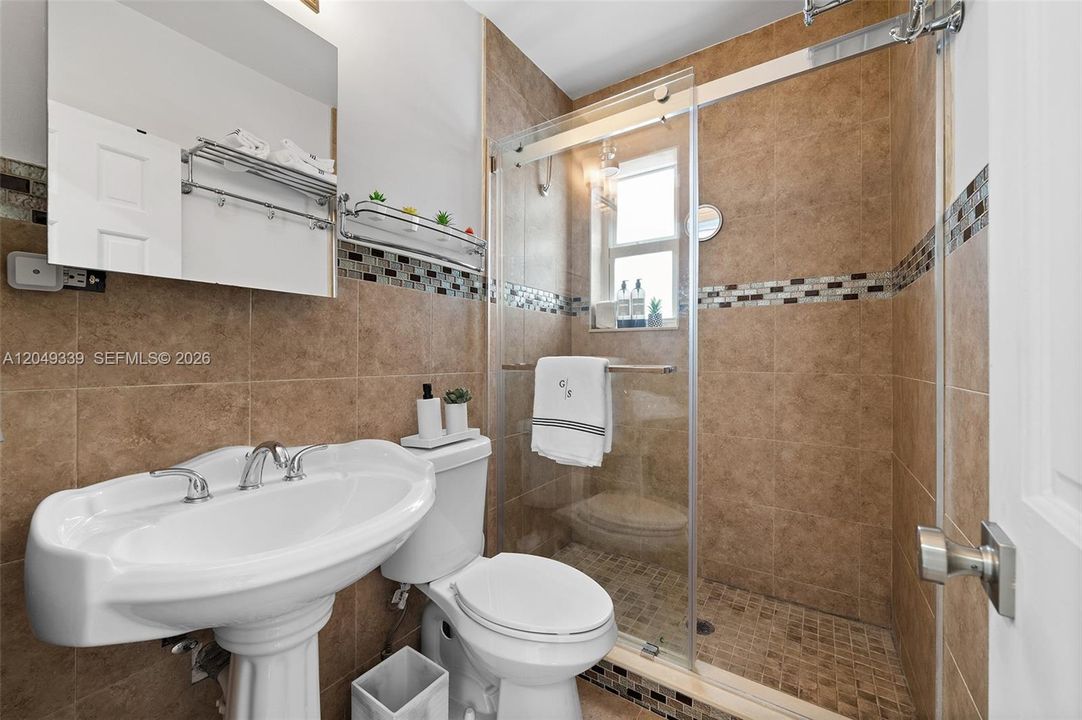 For Sale: $740,000 (2 beds, 1 baths, 1080 Square Feet)