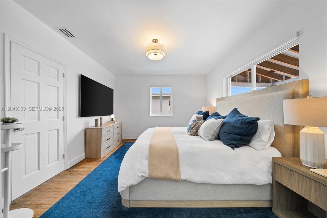 For Sale: $740,000 (2 beds, 1 baths, 1080 Square Feet)