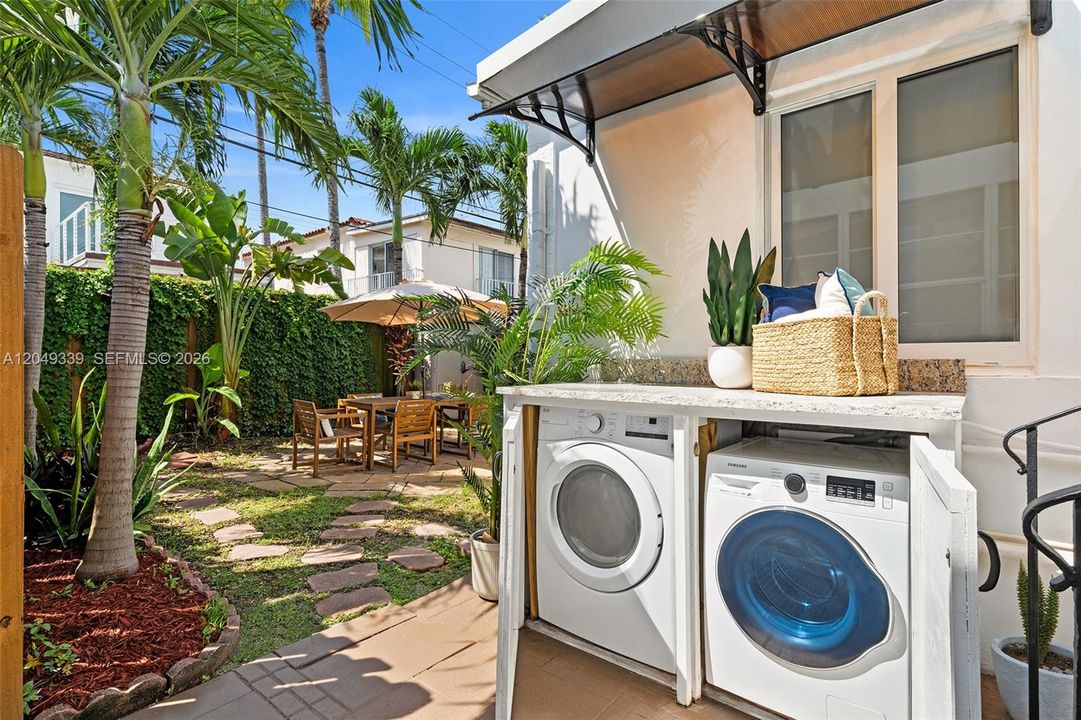 For Sale: $740,000 (2 beds, 1 baths, 1080 Square Feet)