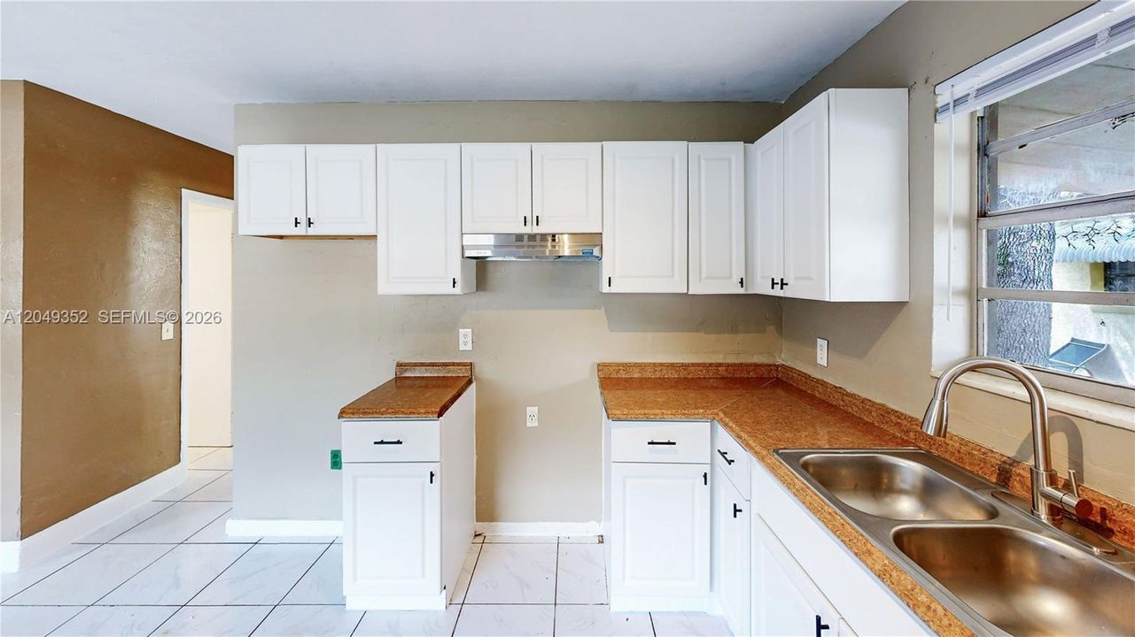 For Sale: $399,999 (2 beds, 1 baths, 851 Square Feet)