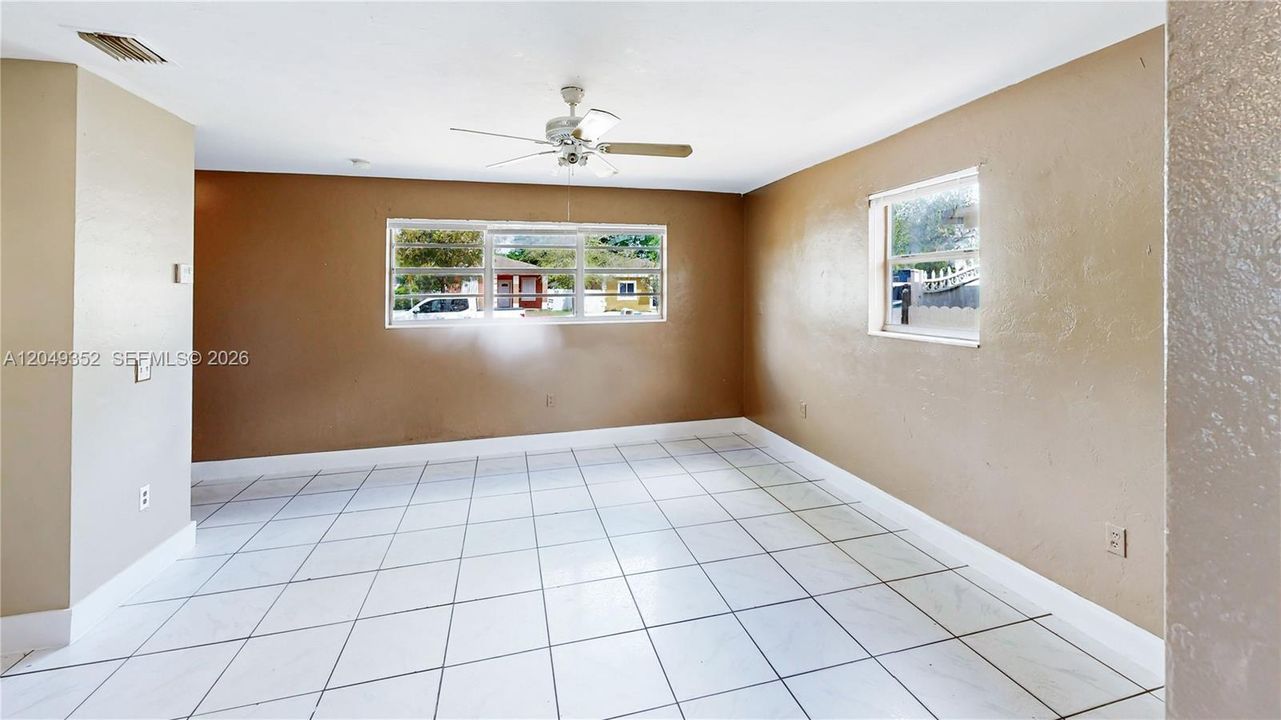 For Sale: $399,999 (2 beds, 1 baths, 851 Square Feet)