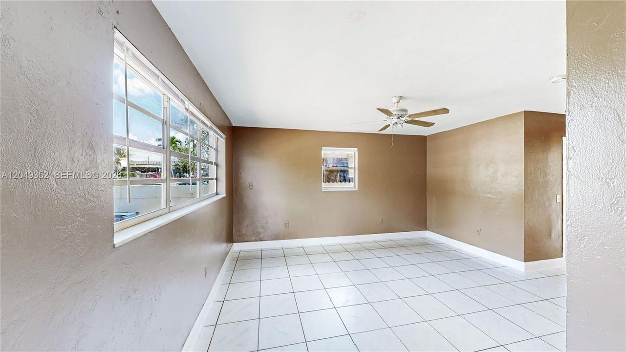 For Sale: $399,999 (2 beds, 1 baths, 851 Square Feet)
