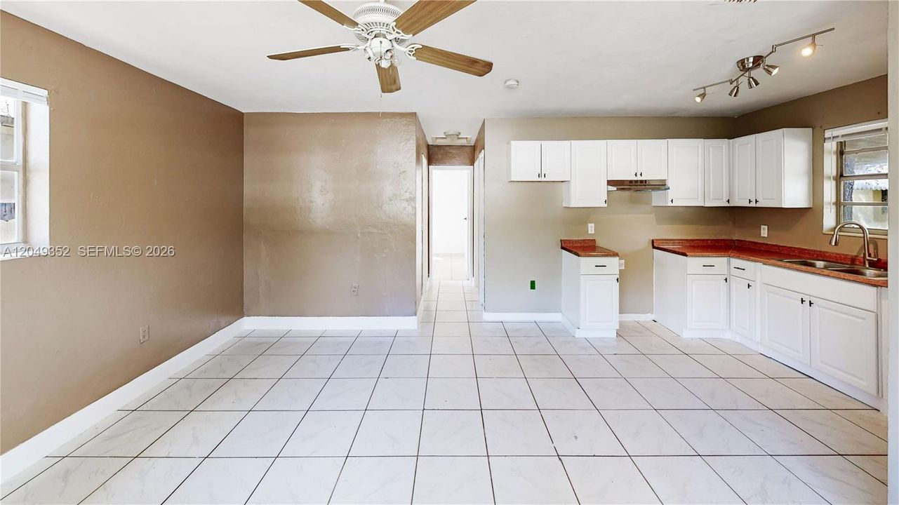 For Sale: $399,999 (2 beds, 1 baths, 851 Square Feet)