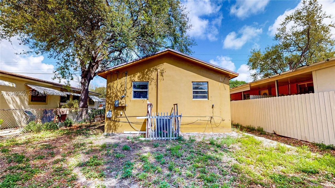 For Sale: $399,999 (2 beds, 1 baths, 851 Square Feet)