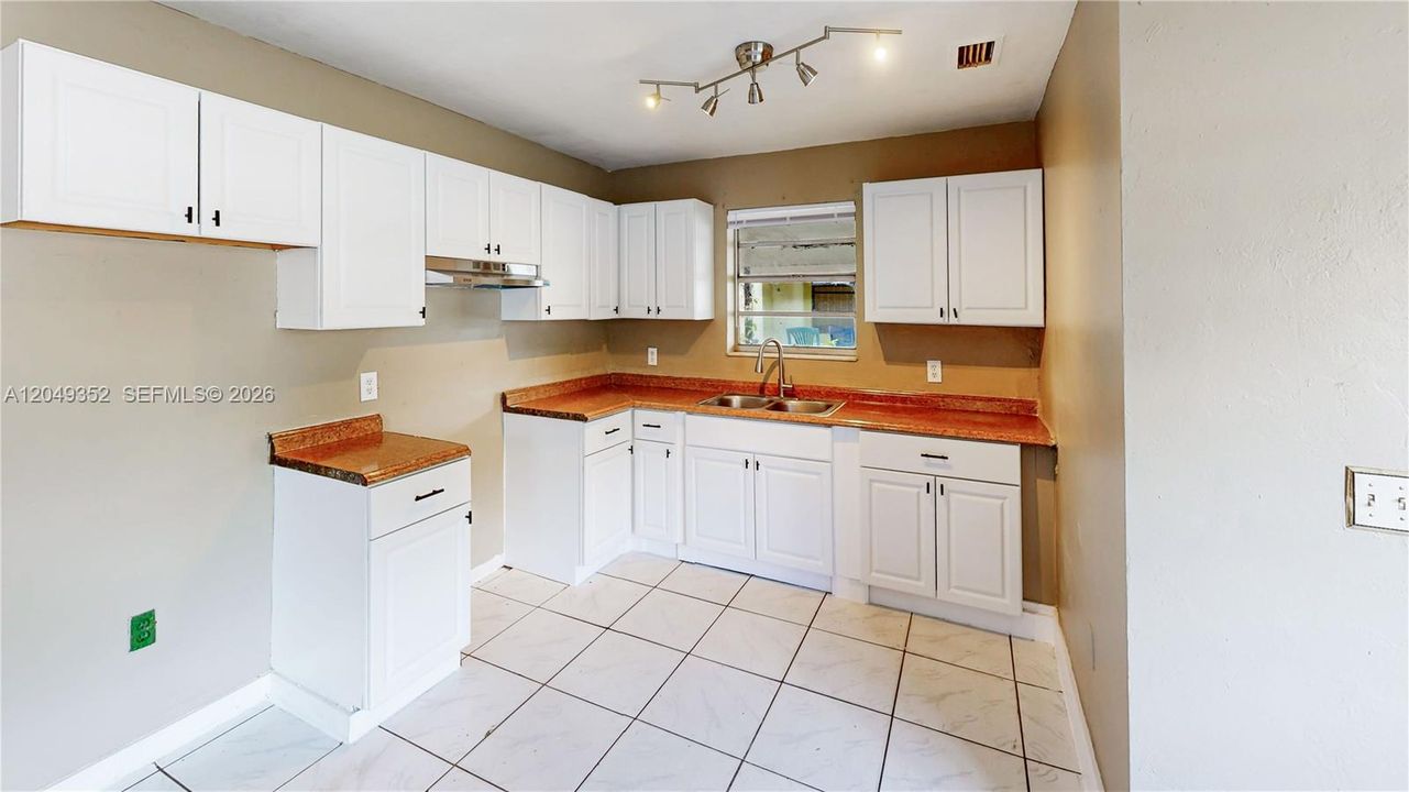 For Sale: $399,999 (2 beds, 1 baths, 851 Square Feet)