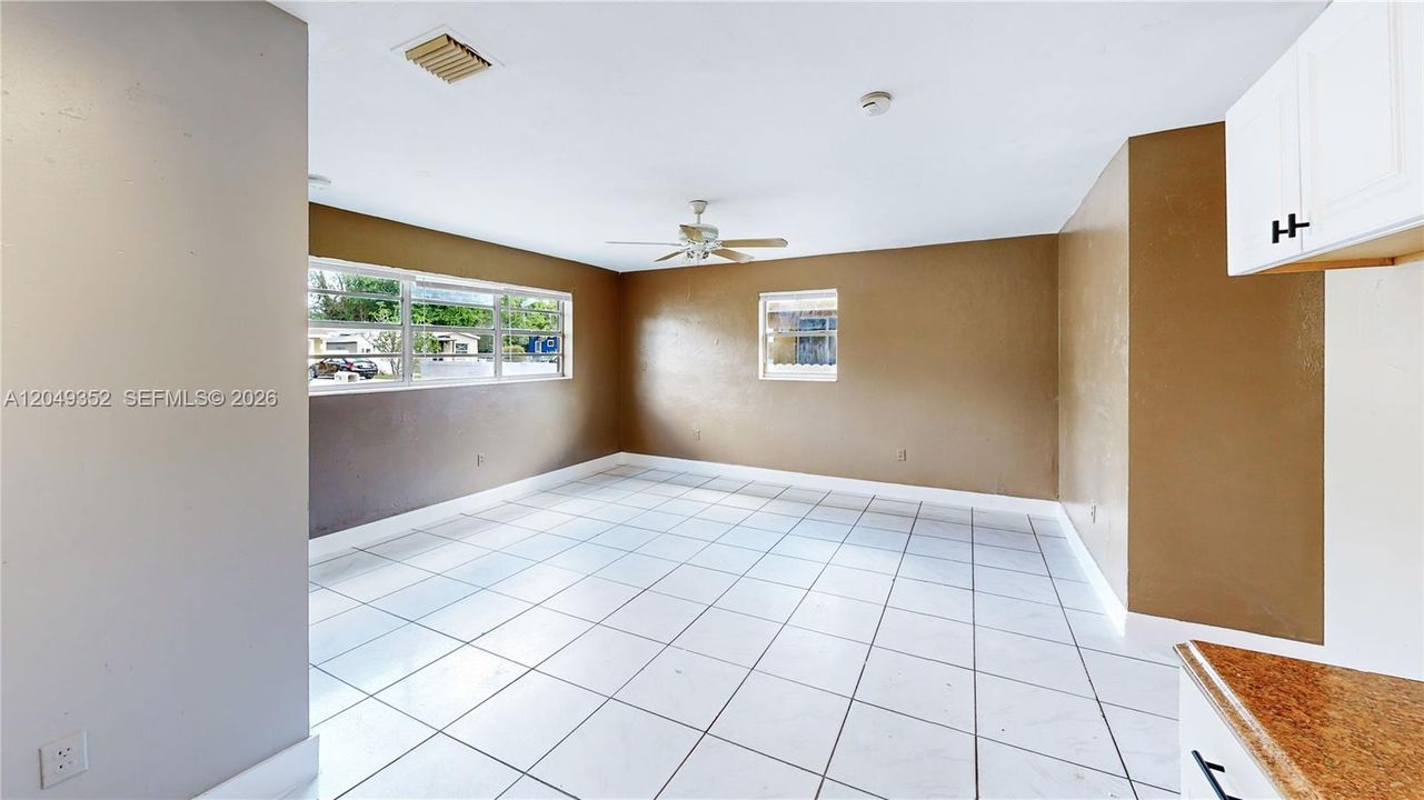 For Sale: $399,999 (2 beds, 1 baths, 851 Square Feet)