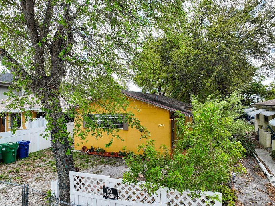 For Sale: $399,999 (2 beds, 1 baths, 851 Square Feet)