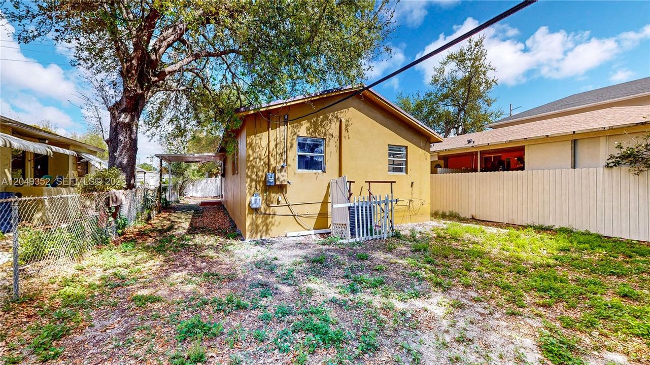 For Sale: $399,999 (2 beds, 1 baths, 851 Square Feet)