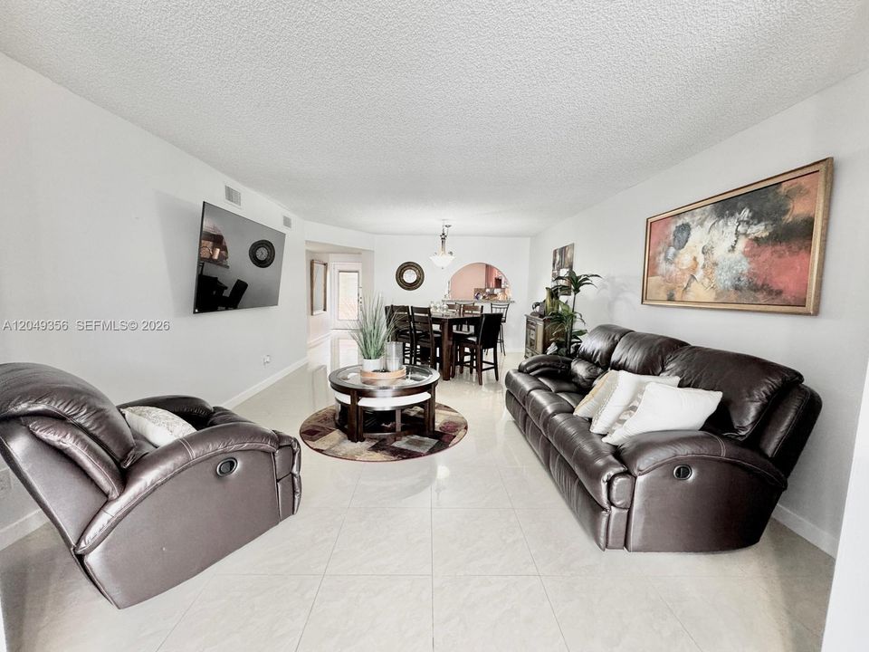 For Sale: $175,000 (2 beds, 2 baths, 1270 Square Feet)