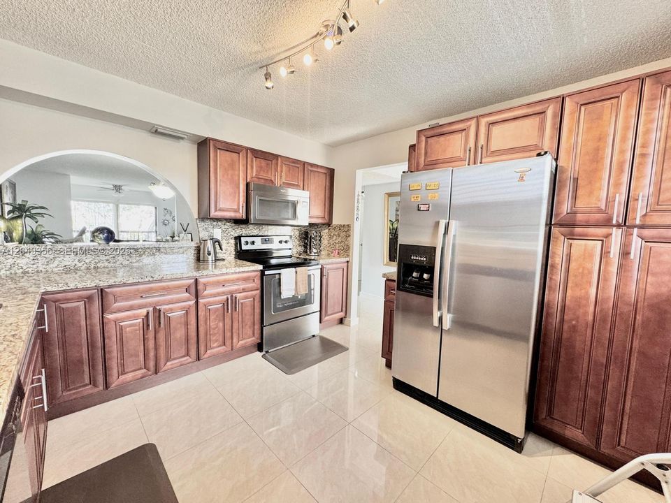 For Sale: $175,000 (2 beds, 2 baths, 1270 Square Feet)