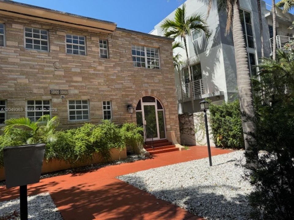For Rent: $1,900 (1 beds, 1 baths, 450 Square Feet)