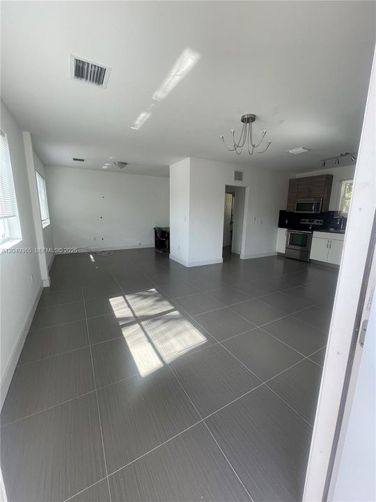 For Rent: $2,700 (1 beds, 1 baths, 871 Square Feet)