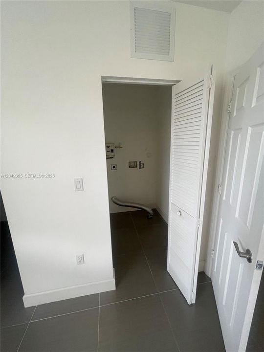 For Rent: $2,700 (1 beds, 1 baths, 871 Square Feet)
