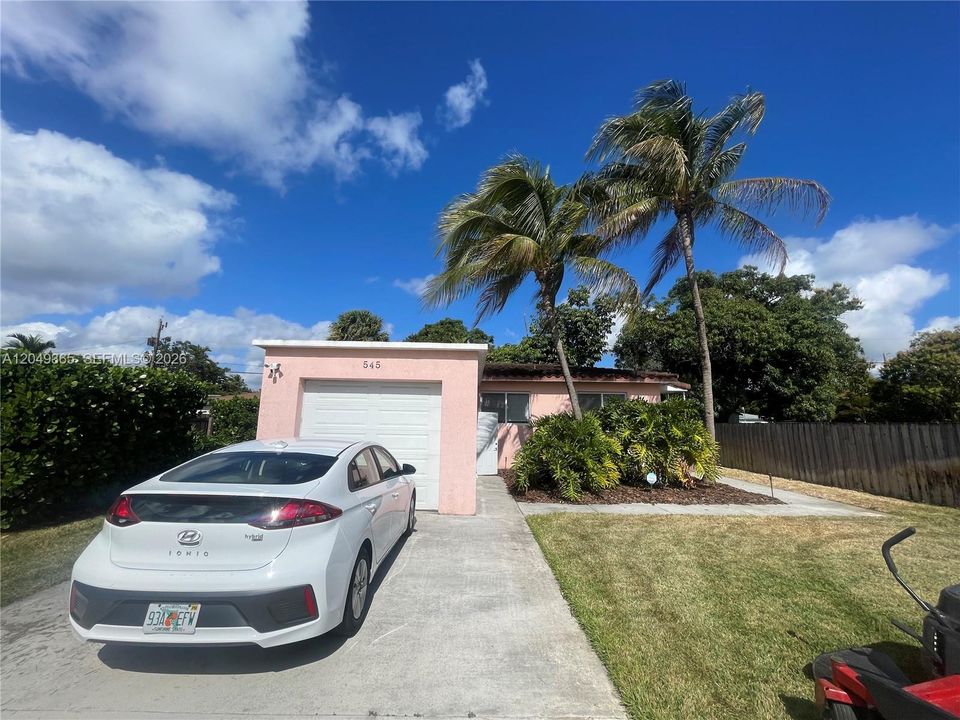 For Rent: $2,700 (1 beds, 1 baths, 871 Square Feet)